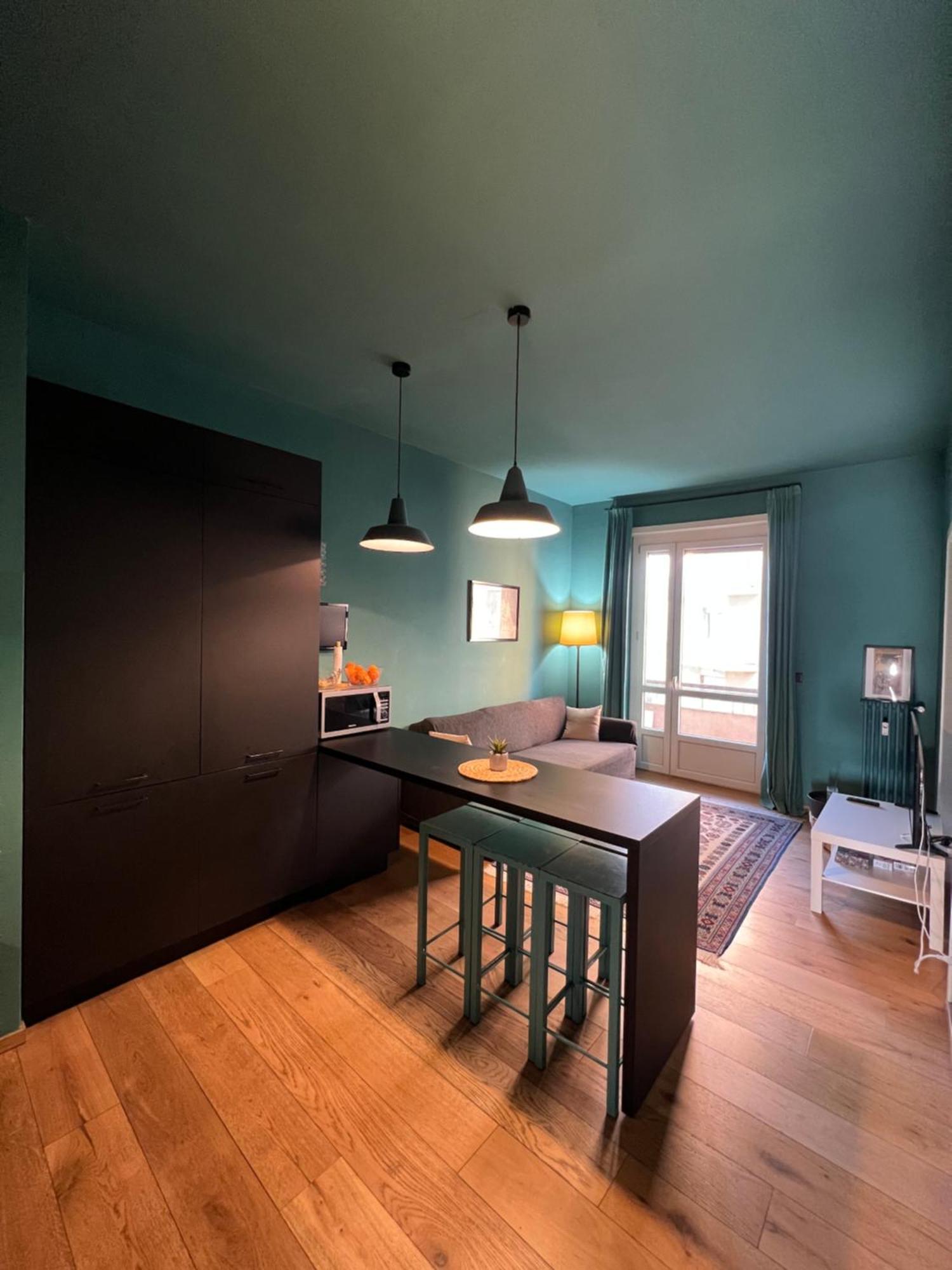 Room With Private Balcony On The Dora River Торино Екстериор снимка